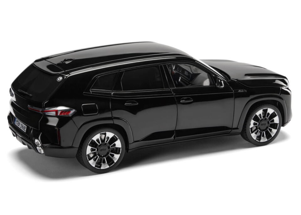 MINICHAMPS BMW XM (G09) BLACK SAPPHIRE 2023 1:18 DEALER VERSION