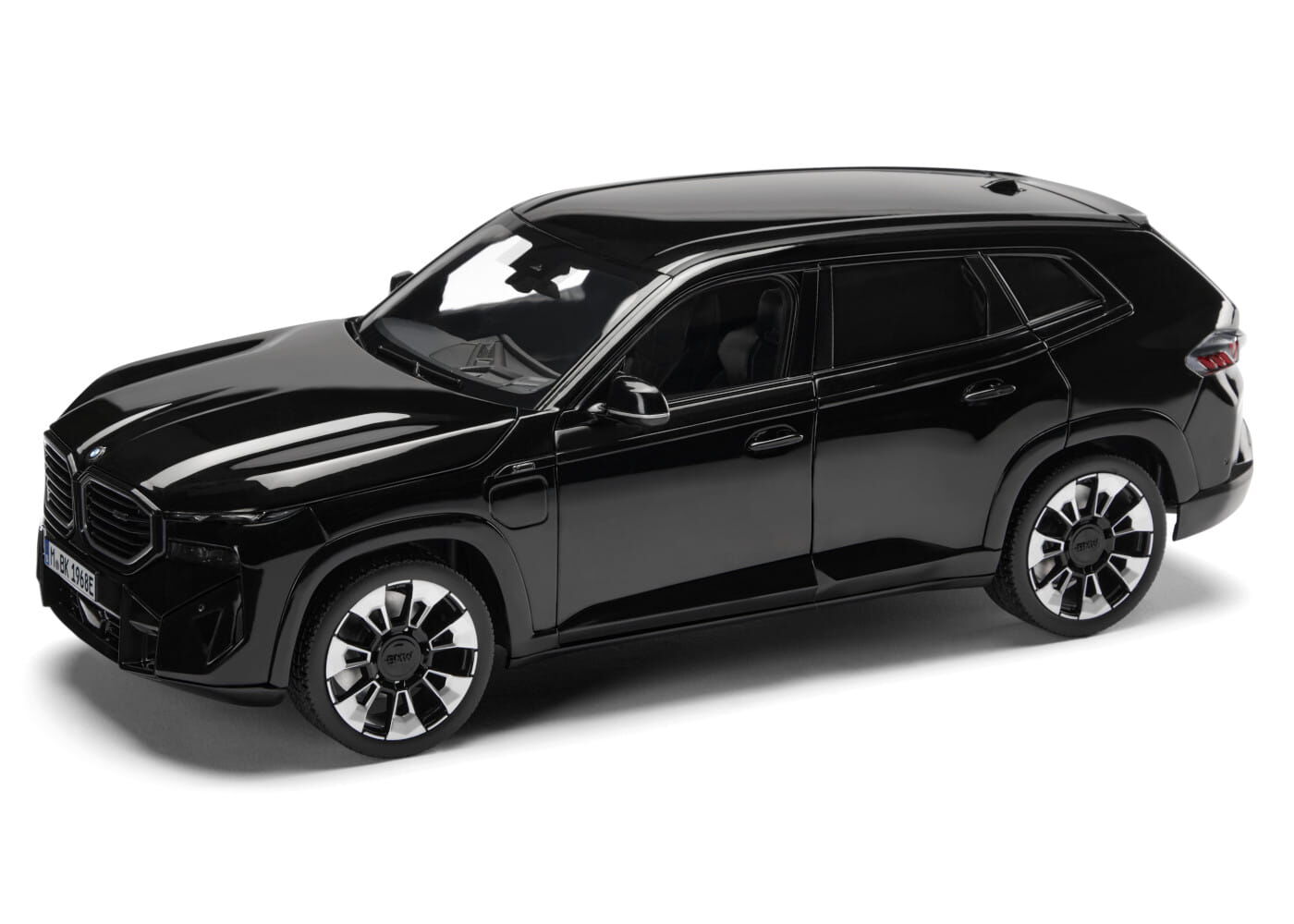 MINICHAMPS BMW XM (G09) BLACK SAPPHIRE 2023 1:18 DEALER VERSION