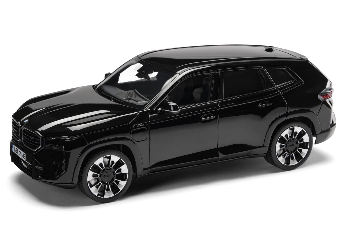 MINICHAMPS BMW XM (G09) BLACK SAPPHIRE 2023 1:18 DEALER VERSION