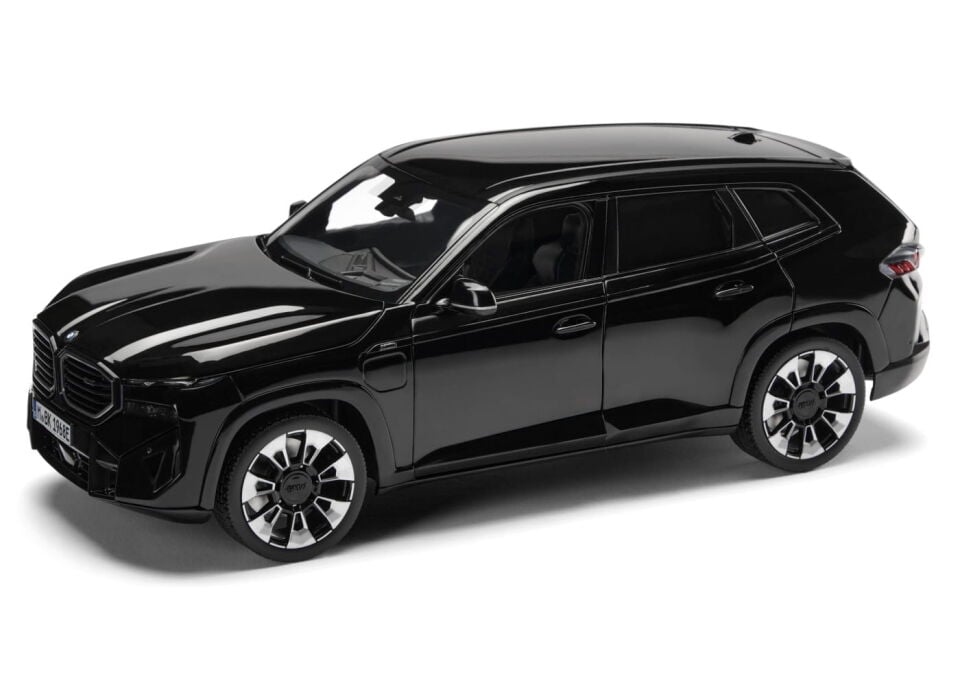 MINICHAMPS BMW XM (G09) BLACK SAPPHIRE 2023 1:18 DEALER VERSION