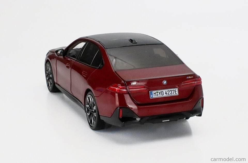 Minichamps 2023 BMW i5 G60 Fire red 1:18