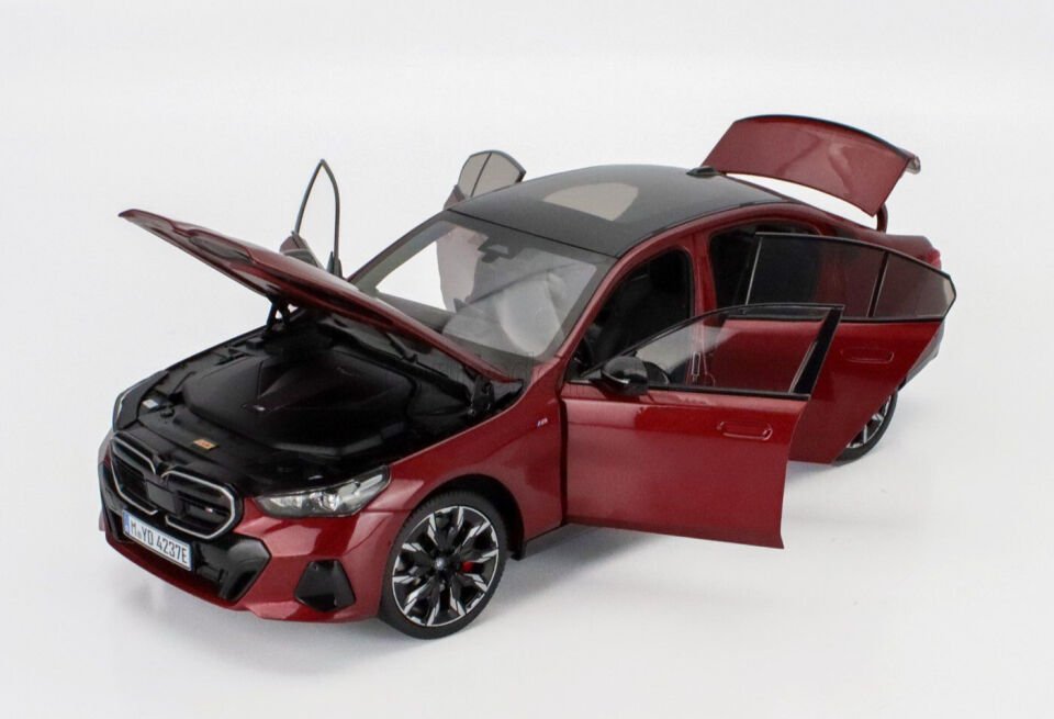 MINICHAMPS BMW İ5 (G60) FIRE RED METALLIC 2023 1:18 DEALER VERSION