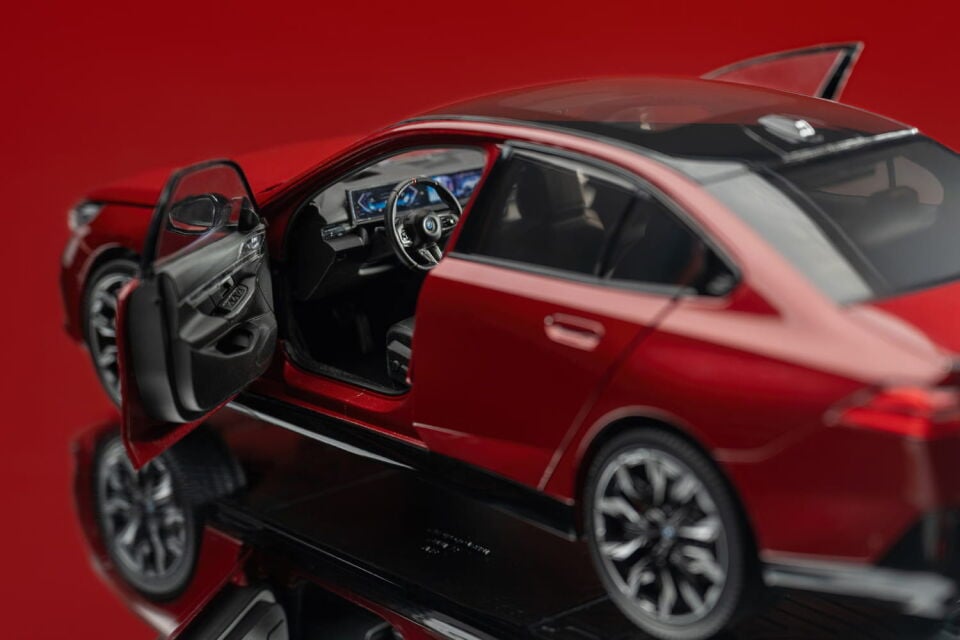 Minichamps 2023 BMW i5 G60 Fire red 1:18