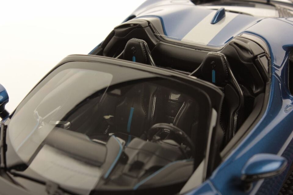 MR COLLECTION FERRARI SF90 SPIDER BLU ELETTRICO 1:18