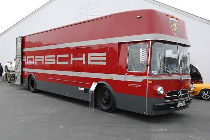 CMR Mercedes Benz O317 Transporter Truck 1 1:18