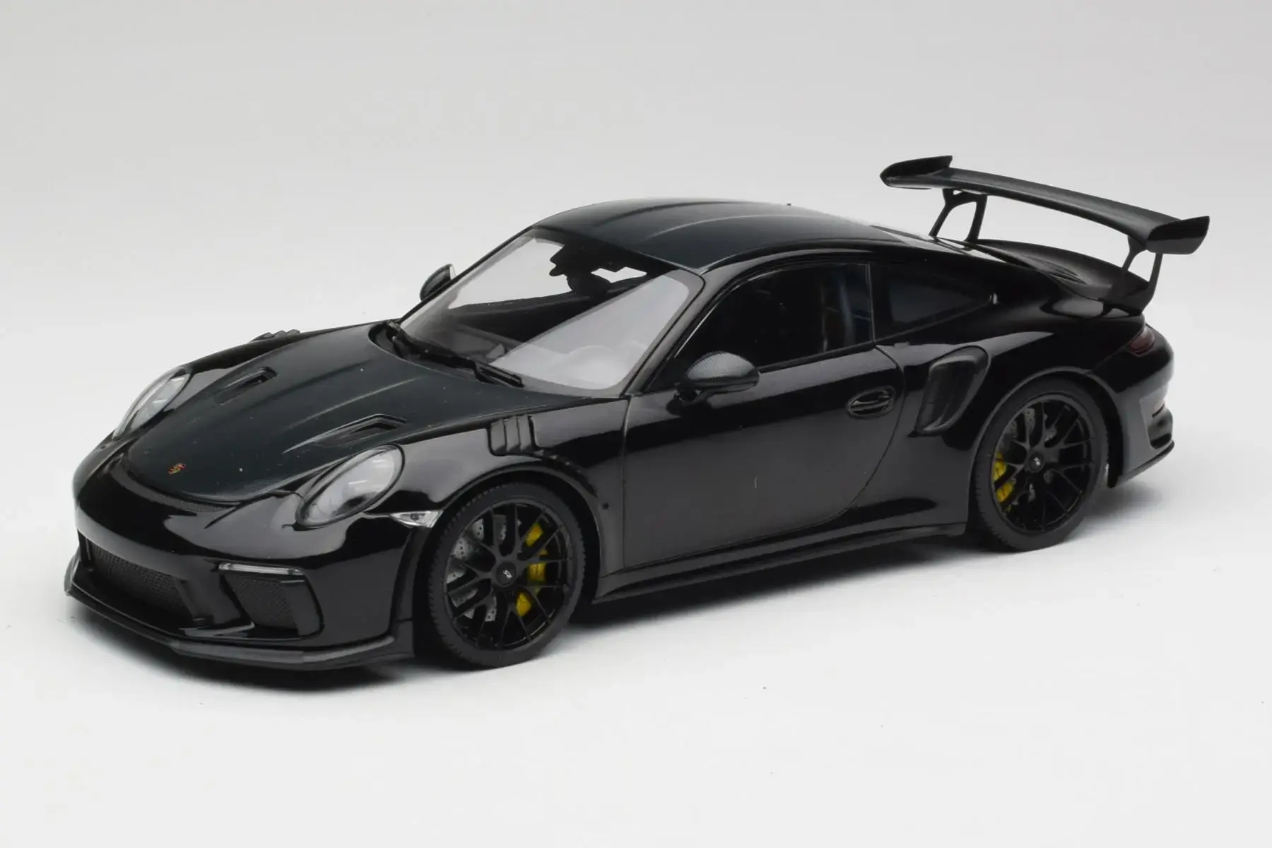 MINICHAMPS PORSCHE 911 GT2 RS 2018 1:18