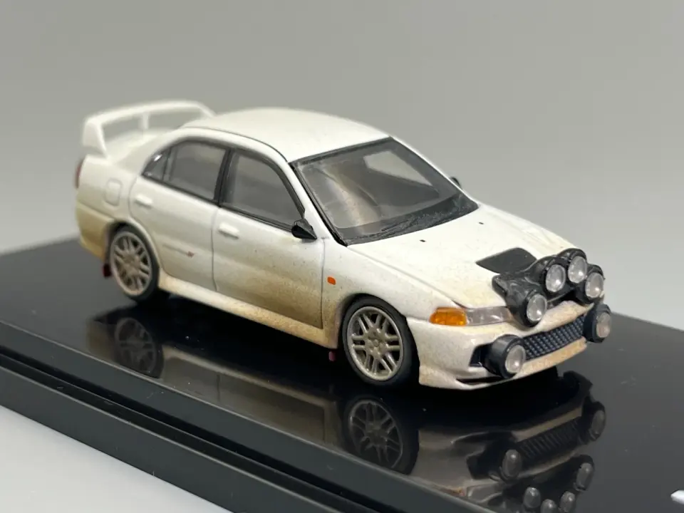 MOTORHELİX MITSUBISHI LANCER EVOLUTION IV MUDDY VER. WITH RALLY LIGHT 1:64