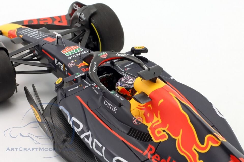 Minichamps 1:18 M. Verstappen Red Bull RB18 #1 Winner Miami GP formula 1 World Champion 2022