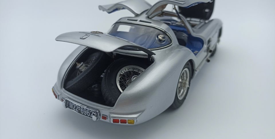 CMC MERCEDES 300 SLR UHLENHAUT COUPE 1955 (M243) 1:18
