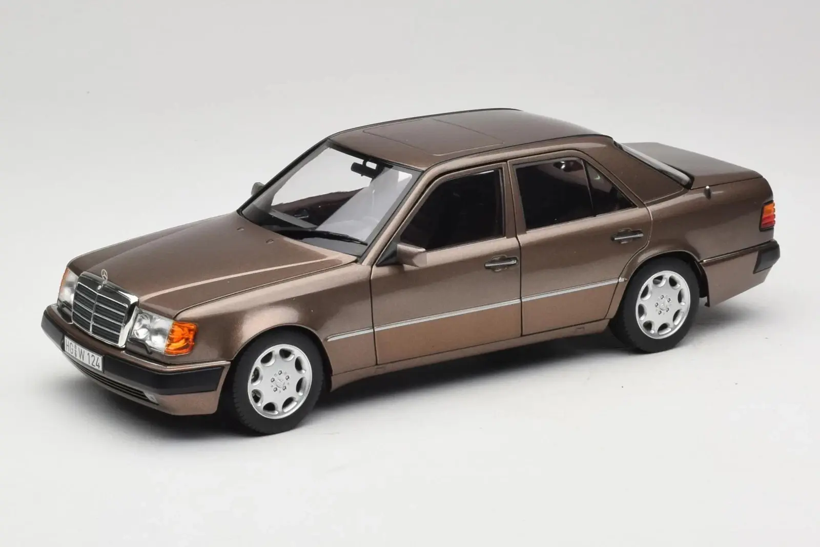 NOREV MERCEDES-BENZ 500 E IMPALA METALLIC 1:18 (183954)