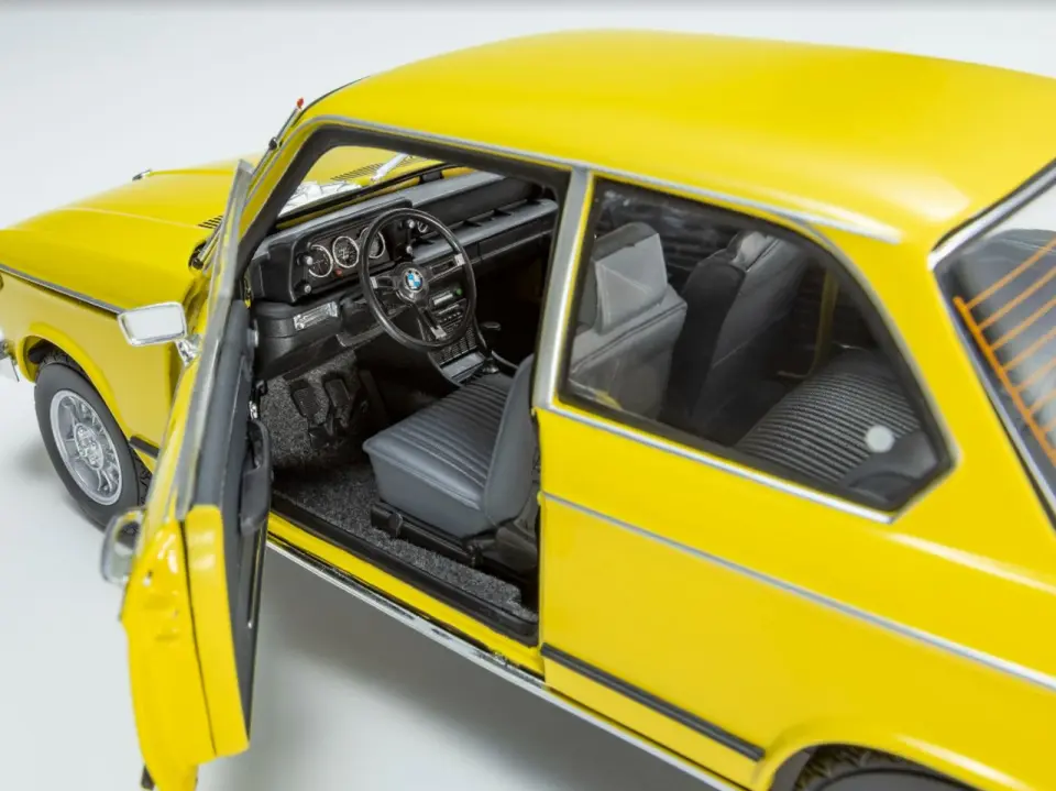 KYOSHO BMW 2002 Tii 1:18 (08543ML)