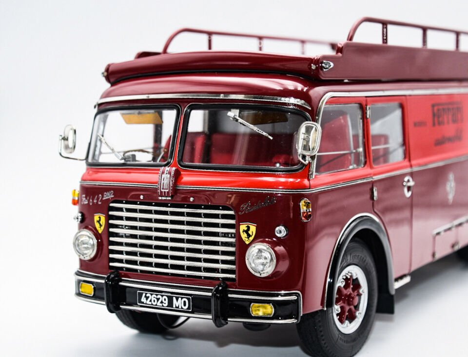 1:18 CMC 1957 Ferrari Racing Transporter Fiat 642 RN2 Bartoletti