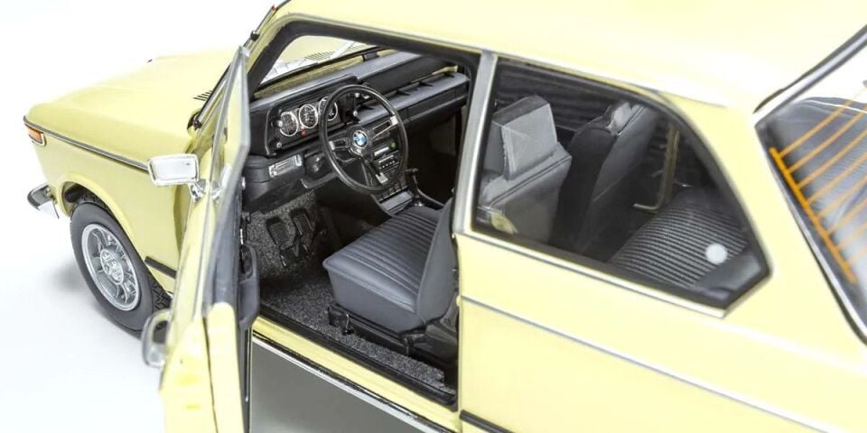KYOSHO BMW 2002 Tii 1972 1:18 (08543W)