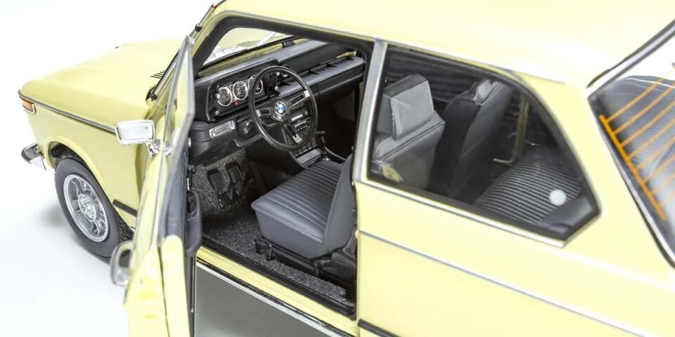 KYOSHO BMW 2002 Tii 1972 1:18 (08543W)