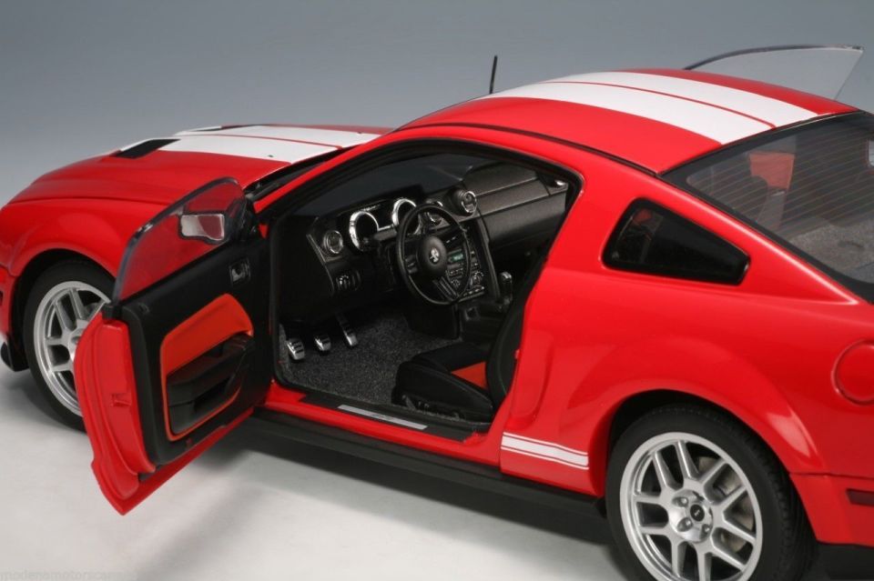 AUTOART FORD MUSTANG SHELBY GT500 2005 1:18 (73051)