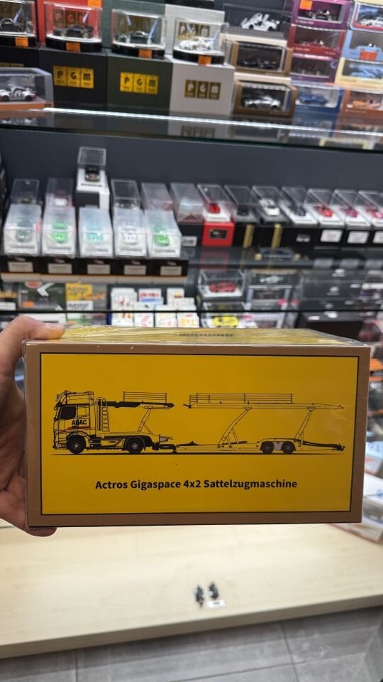 ADAC 1:64 Actros Gigaspace 4x2 Sattel