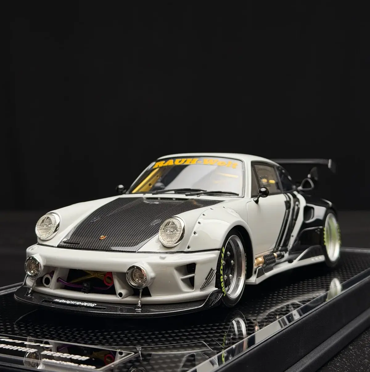 MCM Porsche Carrera RWB 964 Modified Version (Beyaz) 1:18