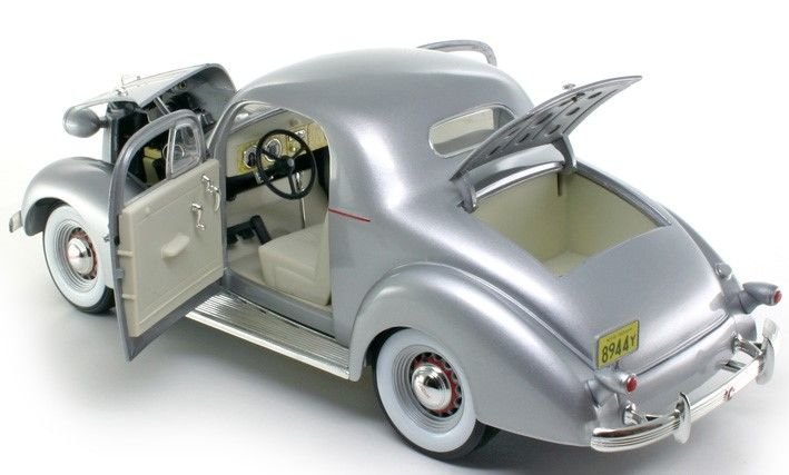 SIGNATURE MODEL 1936 PONTIAC DELUXE 1:18