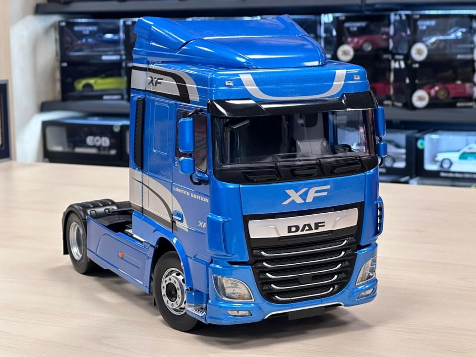 IXO MODELS DAF XF SPACE BLUE MAT (PCL30213) 1:18