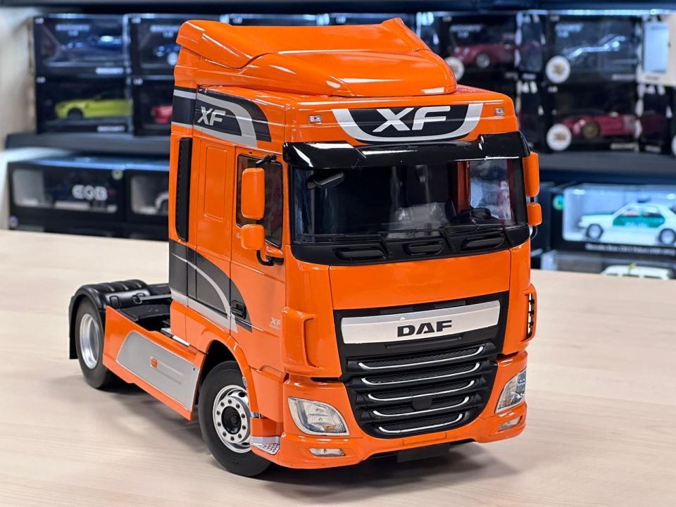 IXO MODELS DAF XF SPACE ORANGE (PCL30210) 1:18
