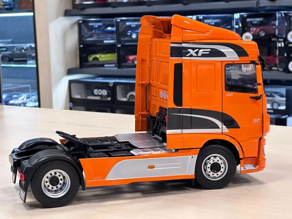 IXO MODELS DAF XF SPACE ORANGE (PCL30210) 1:18