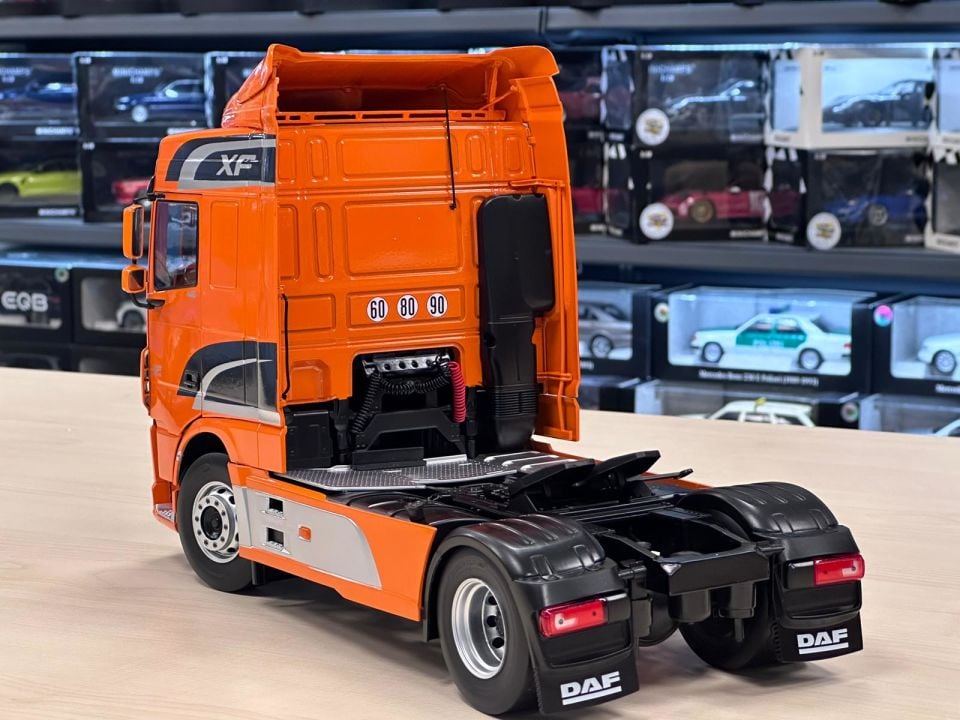 IXO MODELS DAF XF SPACE ORANGE (PCL30210) 1:18