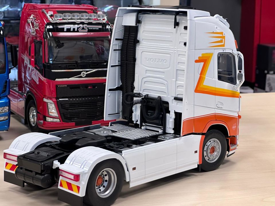 IXO MODELS VOLVO FH16 XL (30219) 1:18