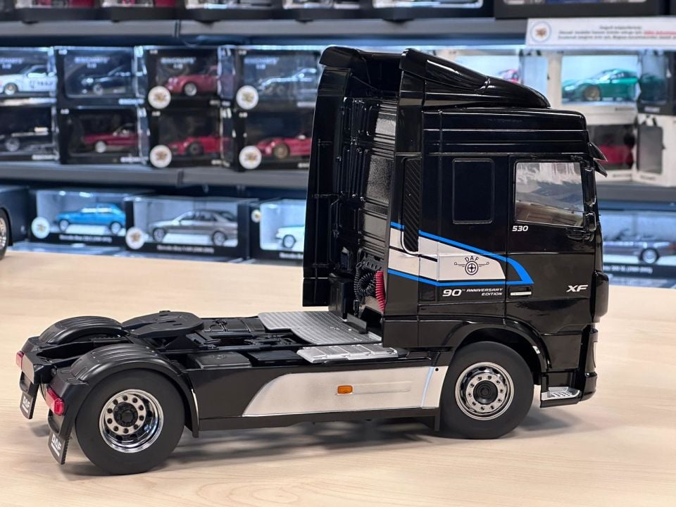 IXO MODEL DAF XL SPACE BLACK (30212) 1:18
