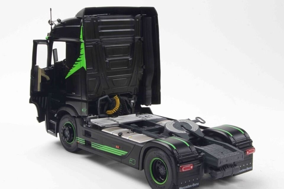 1:24 Solido 2021 Mercedes Benz Actros R5 Italian Collection SZM