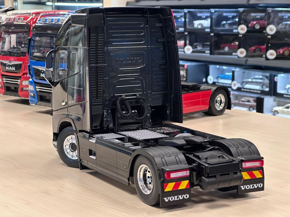 IXO MODEL VOLVO FH16 XL BLACK (30209)