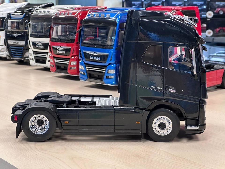 IXO MODEL VOLVO FH16 XL BLACK (30209)