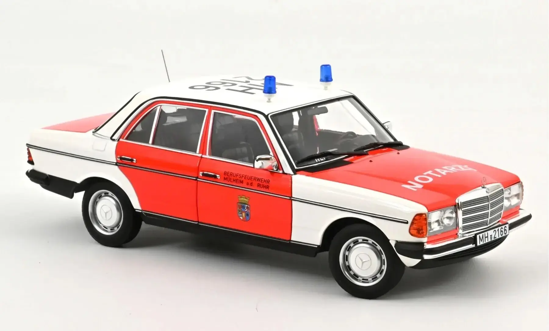NOREV MERCEDES-BENZ 200 1984 EMERGENCY AMBULANCE 1984 1:18