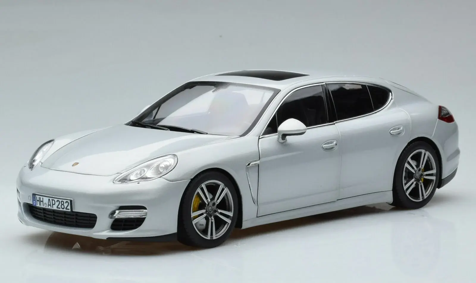 NOREV PORSCHE PANAMERA TURBO 2009 (187609) 1:18
