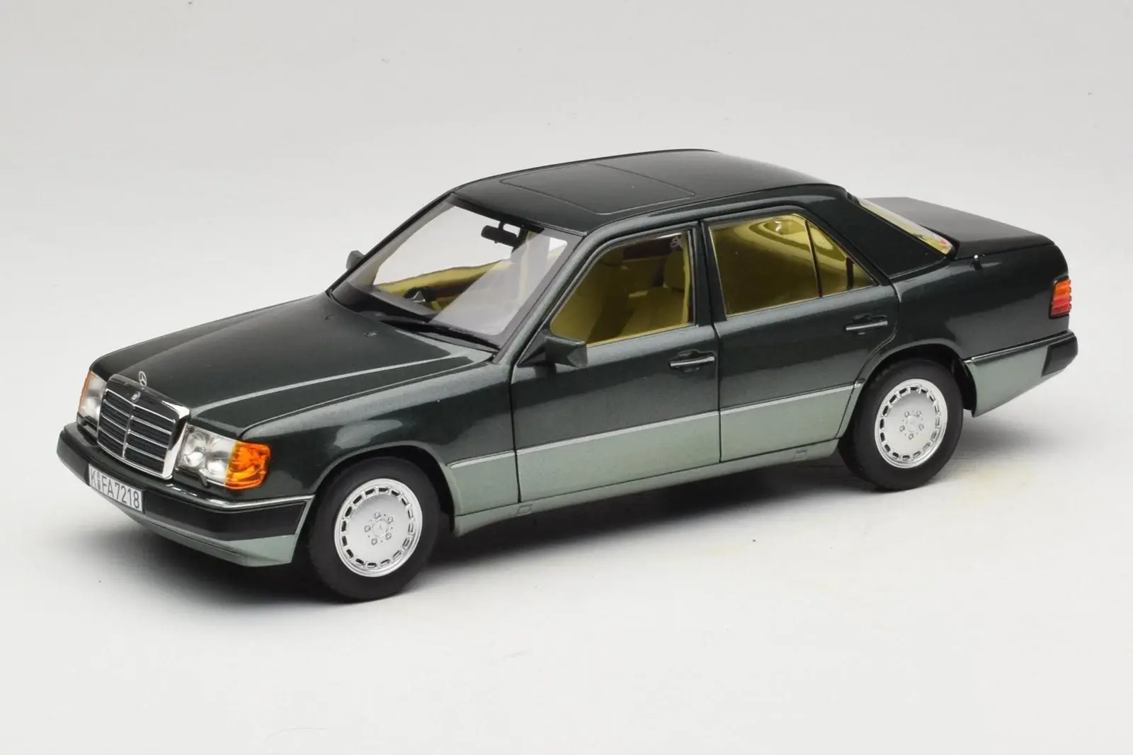 NOREV MERCEDES-BENZ 230 E 1990 1:18 (183952)
