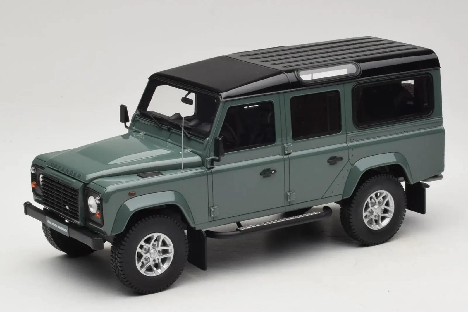 GT SPIRIT LAND ROVER DEFENDER 3 1:18 (GT527)