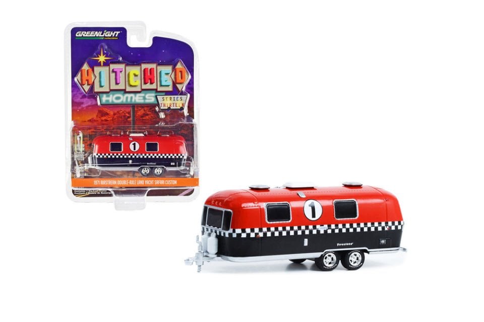 GREENLIGHT 1971 AIRSTREAM DOUBLE-AXLE LAND YACHT SAFARI CUSTOM (34130-C)1:64