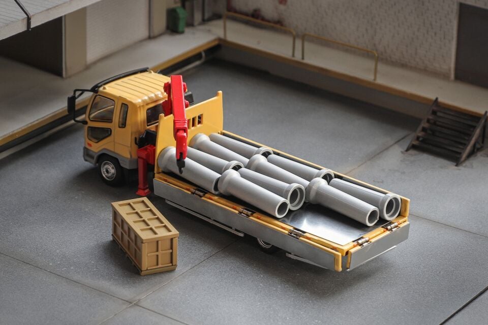 1/64 Mitsubishi Fuso Crane Truck *RHD* with access...
