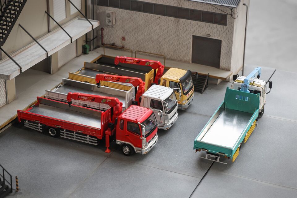 1/64 Mitsubishi Fuso Crane Truck *RHD* with access...