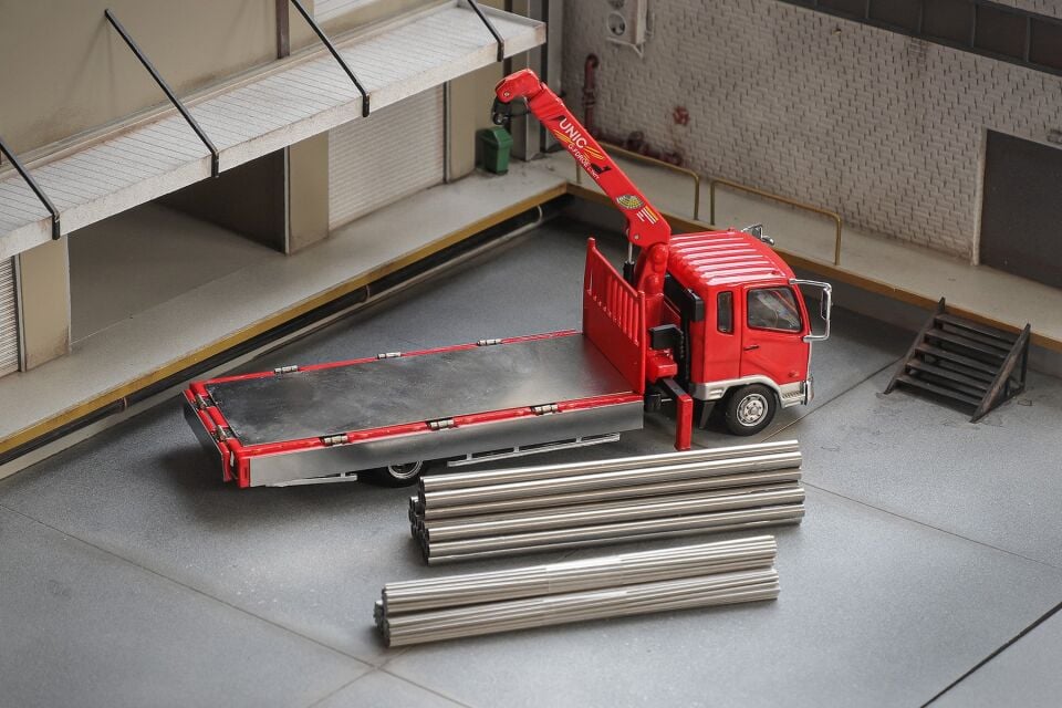 1/64 Mitsubishi Fuso Crane Truck *RHD* with access...
