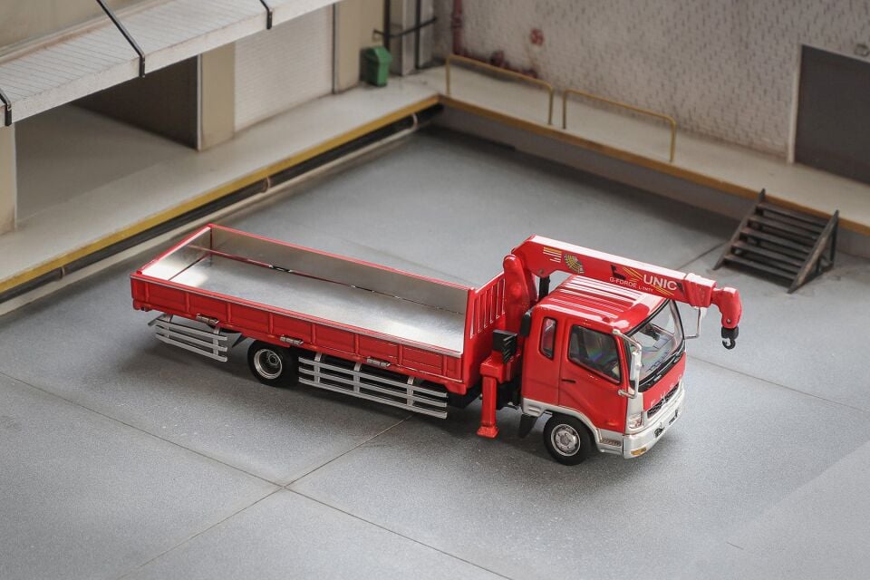 1/64 Mitsubishi Fuso Crane Truck *RHD* with access...