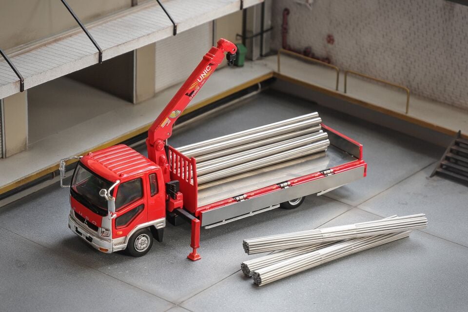 1/64 Mitsubishi Fuso Crane Truck *RHD* with access...