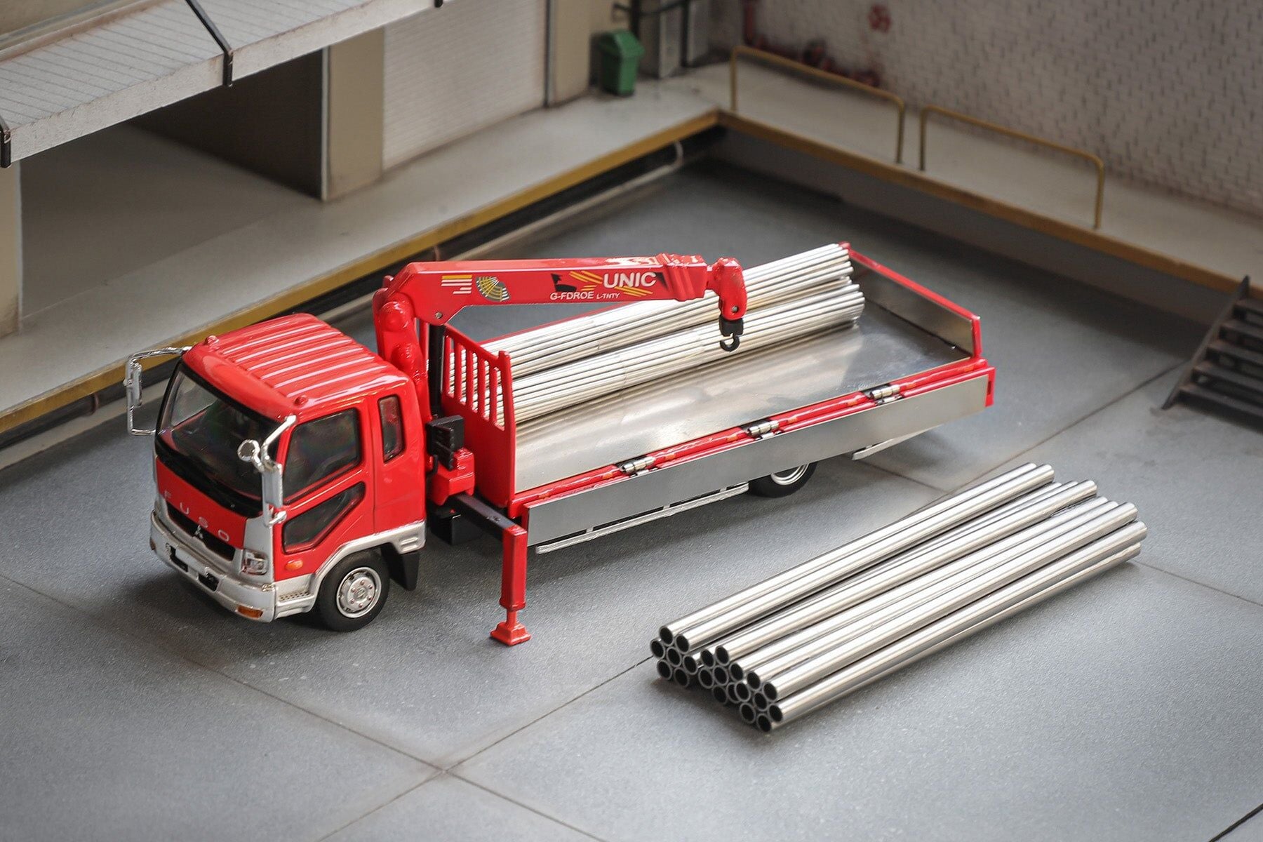 1/64 Mitsubishi Fuso Crane Truck *RHD* with access...