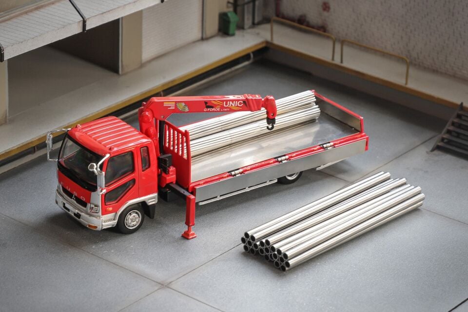 1/64 Mitsubishi Fuso Crane Truck *RHD* with access...