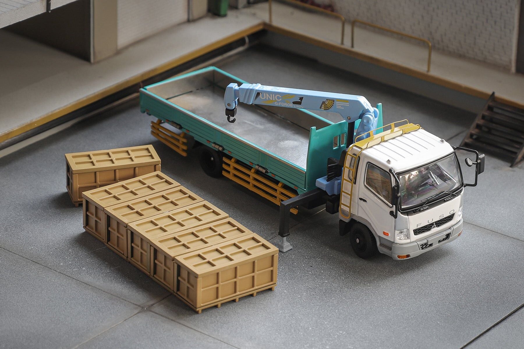 1/64 Mitsubishi Fuso Crane Truck *RHD* with access...