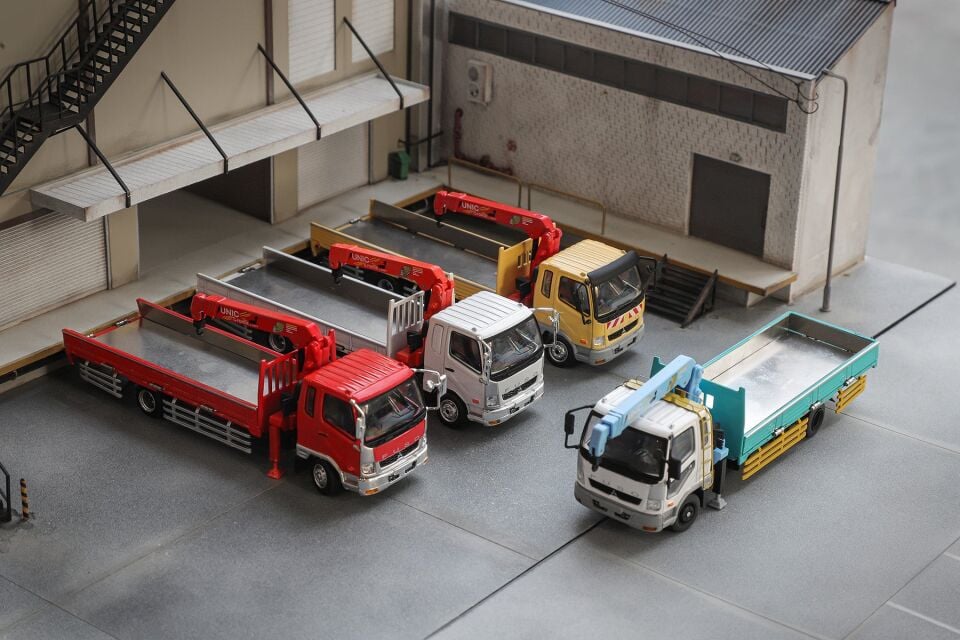 1/64 Mitsubishi Fuso Crane Truck *RHD* with access...