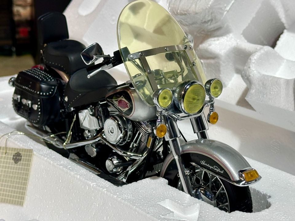 HARLEY DAVIDSON HERITAGE SOFTAIL CLASSIC 1:18