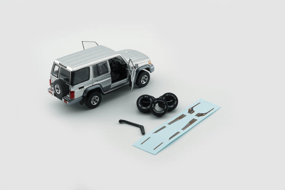 BM Creation 1:64 Toyota Land Cruiser LC76 - Gümüş 64B0349