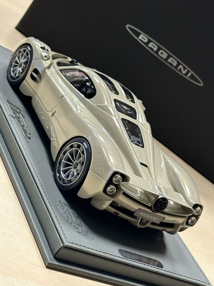 BBR PAGANI UTAPIA LIMITED 185/330 1:18 (P18223)