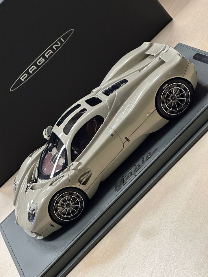 BBR PAGANI UTAPIA LIMITED 185/330 1:18 (P18223)