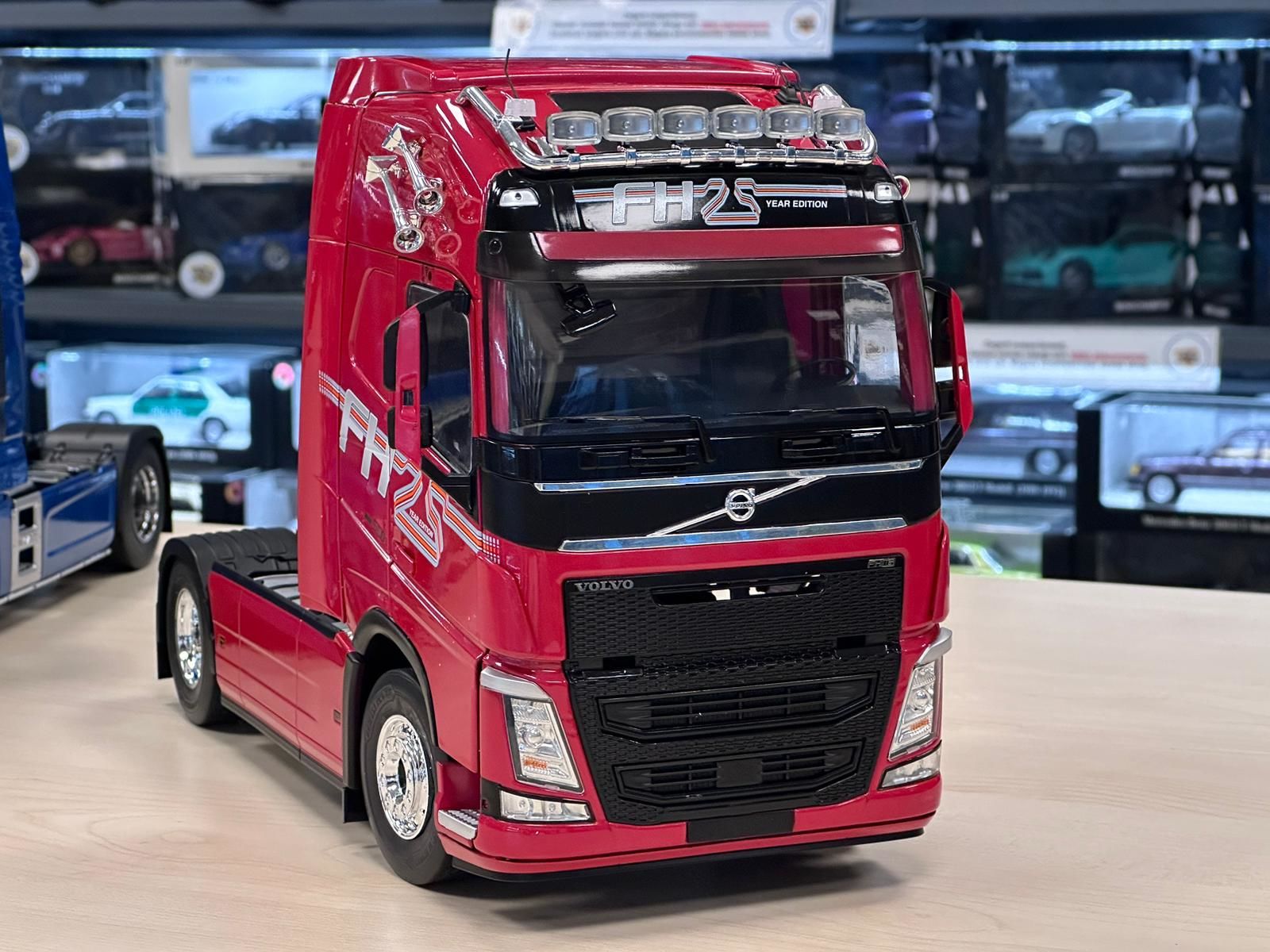 IXO MODEL VOLVO FH16 XL 2018 1:18